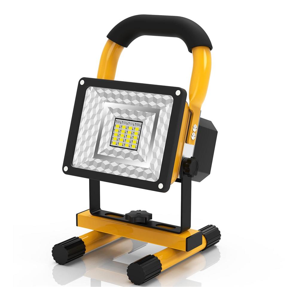 100W vízálló LED reflektor - 50.000 óra üzemidővel, tölthető akkumulátorral és 2400 lumen fényerővel
