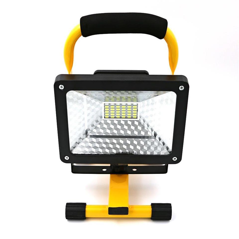 100W vízálló LED reflektor - 50.000 óra üzemidővel, tölthető akkumulátorral és 2400 lumen fényerővel