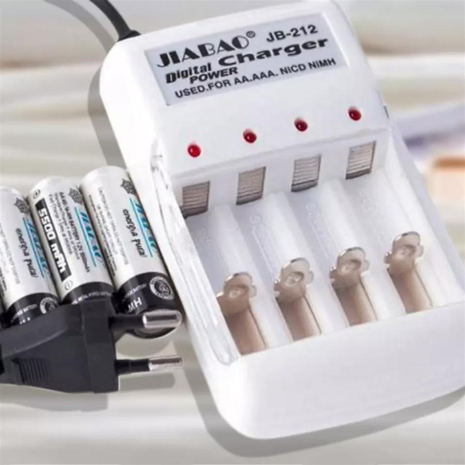 Univerzális elemtöltő + 4 db tölthető 2100mAh ceruza akku