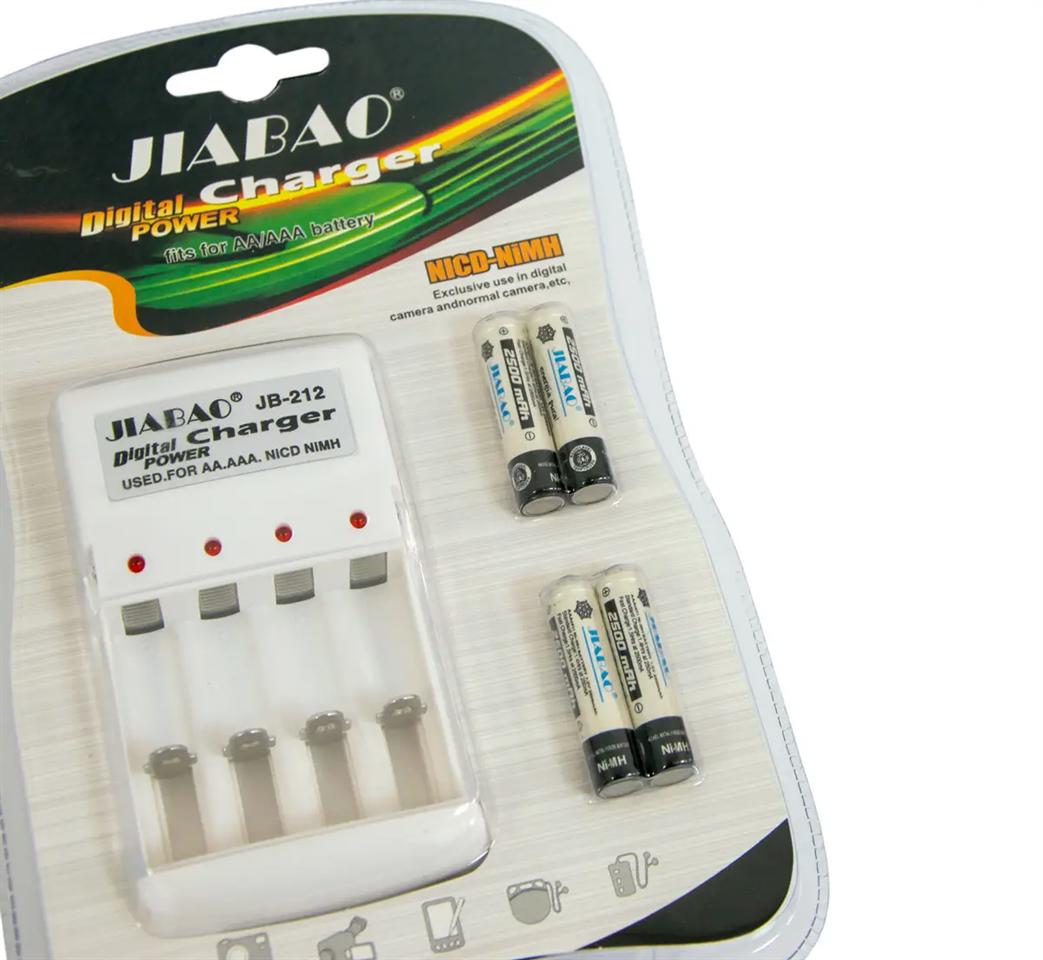 Univerzális elemtöltő + 4 db tölthető 2100mAh ceruza akku